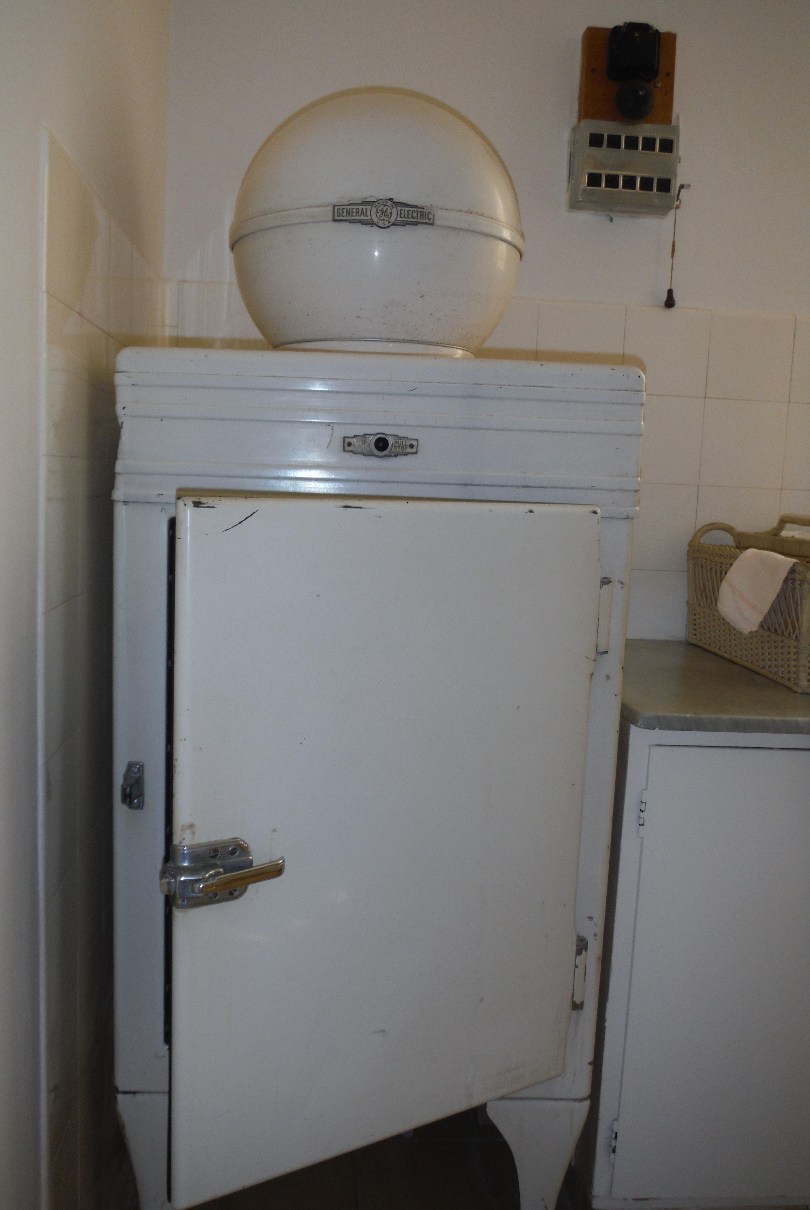 GE Monitor-Top refrigerator