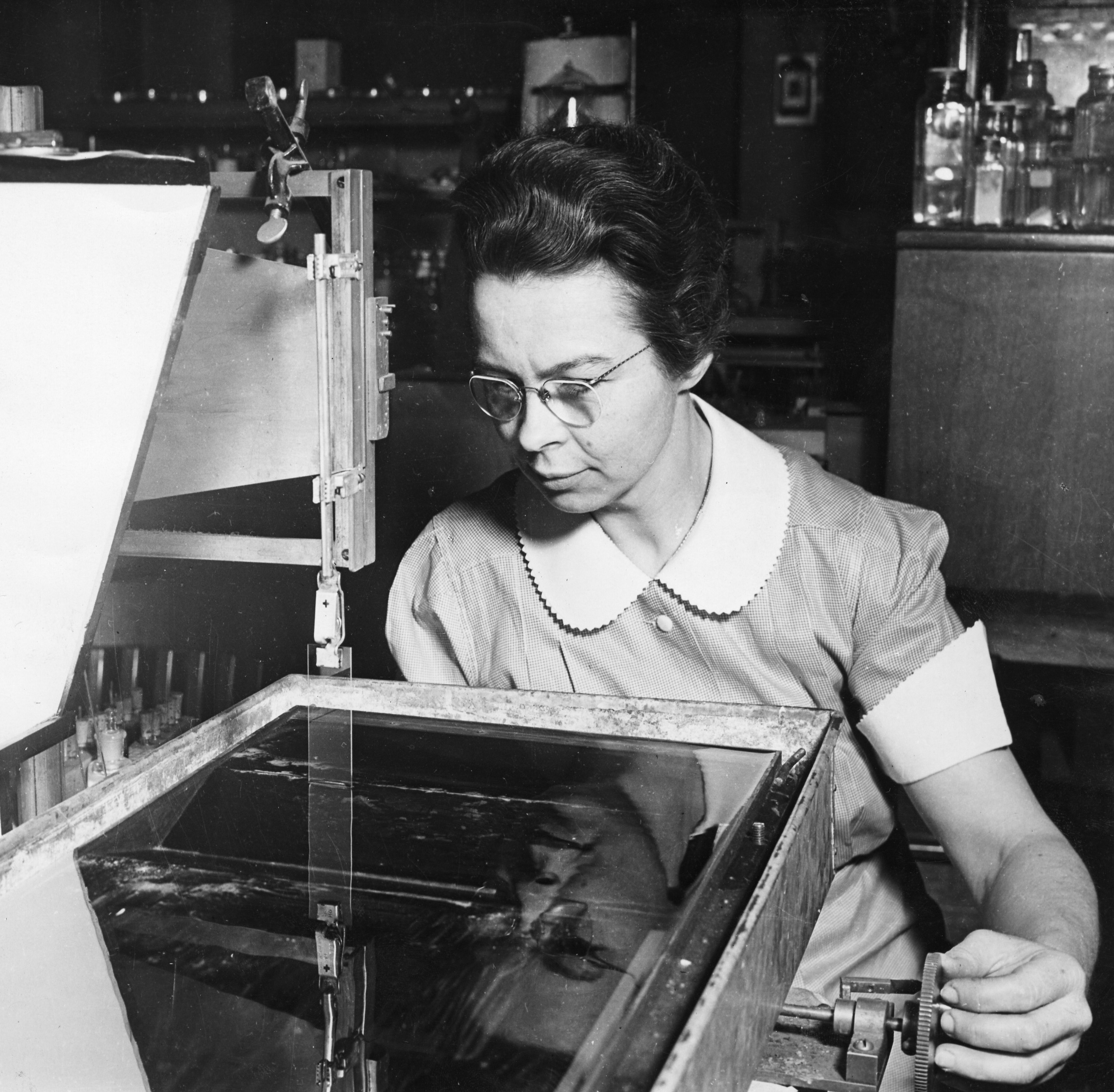 Katharine Burr Blodgett in the laboratory